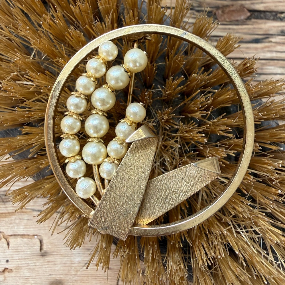 Pretty Gold Tone and Faux Pearl Circular Brooch